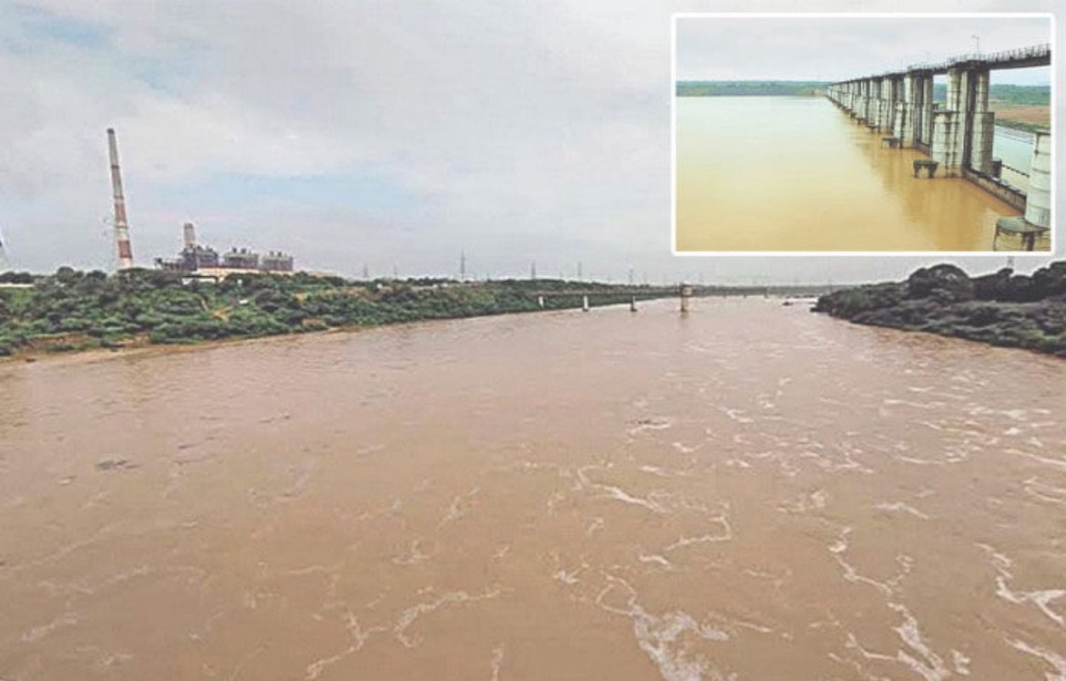 સાબરમતી નદી પ્રથમવાર બે કાંઠે વહેતી થઇ.